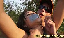 Une adolescente ébène amateur se fait baiser l'anus par une grosse bite