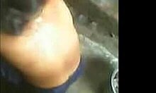 一个裸体印度妇女洗的自制视频