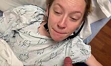 A barátom a kórház műtéti előkészítő szobájában szopást és arcbaszást végez a szabadban