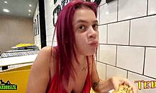 Duda Pimentinha, tatuoitu enkeli, ja muut uudet tytöt valmistautuvat seksiin McDonaldsin kaupassa