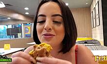 Îngerul tatuat Duda Pimentinha și alte fete noi se pregătesc pentru sex într-un magazin McDonalds
