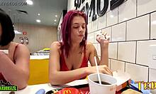 문신 된 천사 Duda pimentinha와 다른 새로운 소녀들은 맥도날드 매장에서 섹스를 준비합니다