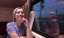 Pohledná dívka s přirozenými prsy má sex ve vlaku
