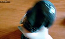 Европски аматер мастурбира великим црним дилдојем у рукавицама