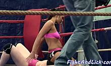 肌肉发达的女性在拳击场主宰和摔