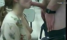 Niegrzeczna nastoletnia dziewczyna daje swojemu chłopakowi zmysłowy seks oralny na kamerze internetowej