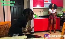 Sensual sex i kjøkkenet med Naija skjønnhet og hennes brors venn