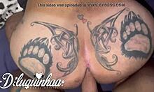 Rabudo tatuado com um pau grande satisfaz minhas fantasias anais gays