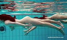 Mladi v bikinijih se zabavajo v mokrih in divjih igrah pod vodo