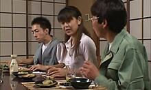 שלישייה יפנית עם נערה עם חזה קטן וזין שעיר