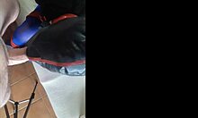 Laura, egy tizenéves, meg van kötve és mélynyakú POV videóban, miközben magas sarkú cipőt visel