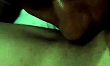 Sıçan sarışın bomba bir adama tatmin edici bir oral seks yapıyor