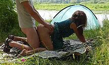 Una ragazza eccitata in lingerie si fa scopare la figa all'aperto sul lago di Forest