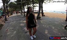 Film hardcorowy z udziałem tajskiej nastolatki z dużym tyłkiem, która zostaje zerżnięta przez turystę