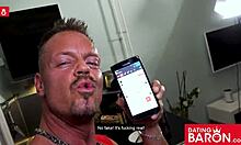 Sidney Dark, goottilainen saksalainen milfi, sormii ajeltua pilluaan ennen kuumaa seksitreffeä datingbaron.comilla