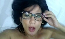 Een Braziliaanse vrouw met natuurlijke borsten wordt betaald om een penis te slikken tijdens een live Instagram-show