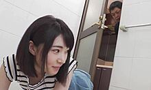 Japonské dospívající s ďábelským úsměvem a Panchirou v tvrdé sexuální scéně