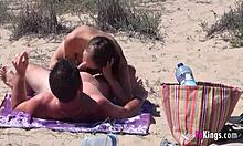 Sexo grupal amateur con Ainara y dos parejas en la playa