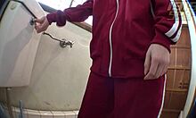 Pieni aasialainen teini-ikäinen saa perseensä perseeseen vessakameran edessä