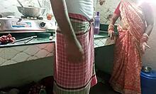 Um casal indiano se envolve em pornografia com a empregada que estava cozinhando comida