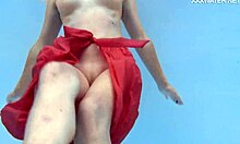 Emily Ross, una MILF sexy, se desnuda bajo el agua