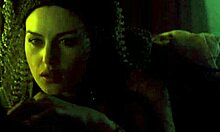Monica Bellucci nagy mellekkel egy párás jelenetben az 1992-es Dracula-ból