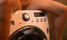 Una ragazza dai grandi seni raggiunge un intenso orgasmo usando una lavatrice a vibrazione