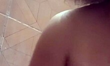 Domači porno posnetek napete Filipinke, ki jo jebejo v kopalnici