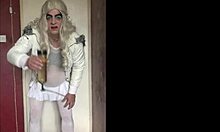 Egy házi készítésű videóban egy biszexuális crossdresser lelkesen lenyel egy másik férfi vizeletét
