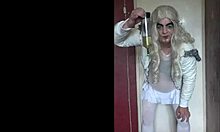 В домашно видео бисексуален кросдресър жадно поглъща пикнята на друг мъж
