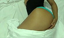 Une asiatique amateur se livre à la masturbation avec son compagnon