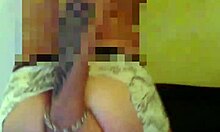 Seorang wanita amatir ditumbuk dan ditembus oleh seorang wanita gemuk dalam video buatan sendiri