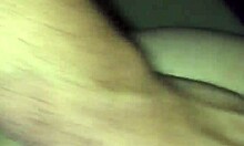 Seks op de bank: een vreemde die ruw en hard slaat op een homo kutje
