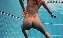 Η Duna, μια περιπετειώδης γυναίκα, βγάζει τα ρούχα της και κολυμπά στην πισίνα