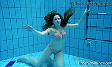 Simonnas rosa Unterwäsche-Performance am Pool mit den geilsten Teens