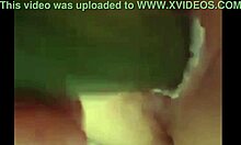 Una donna amatoriale pelosa usa il cetriolo mentre si masturba