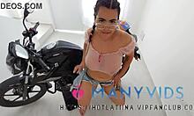 브라질 십대 로렌 라티나 (Lauren Latina) 는 콜롬비아에서 모터사이클을 타고 큰 엉덩이를 둥글게 받습니다