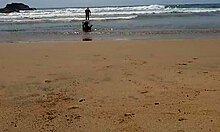 Skutečný pár se oddává veřejné nahotě na pláži