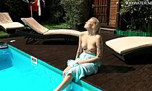 Mimi cica, uma estrela pornô tatuada, se enlouquece na piscina