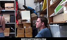 Млади лопов без длака ухваћен је на камери у видеу крађе у продавницама