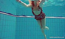 Nina Mohnatka, najstnica, razkazuje svoje velike joške in seksi rit v bazenu