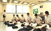 Japanska skolflickor i uniform ägnar sig åt missionärsex med läraren