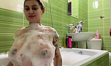 O tânără însărcinată cu sâni mari şi fundul sexy ia o baie