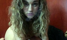 Красива блондинка с големи гърди ти прави орален секс, докато пушиш цигара