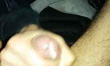 Um casal gay faz uma punheta sensual na webcam