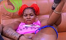 En ung afrikansk kvinde med en stor røv og små bryster nyder at onanere og sprøjte