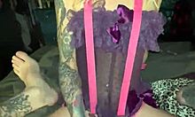 Amatérská dívka používá strap-on a dildo k anální hře