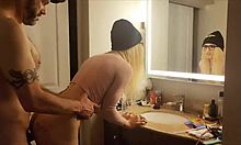 Une femme transgenre se fait pénétrer l'anus par un gros pénis dans la salle de bain
