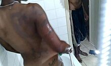 MILF ebony amatir menjadi basah dan liar di kamar mandi