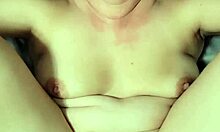 Espressioni facciali e piercing nel corpo in un vero video porno amatoriale